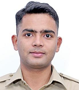 உ.பி.யில் காவலரின் தலைமை அதிகாரியானார் மகன்﻿: 
﻿திரைப்படக் காட்சியை போல் சல்யூட் அடித்து நெகிழ்ச்சி﻿