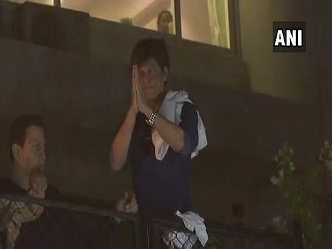 பிறந்த நாளன்று நள்ளிரவில் நூற்றுக்கணக்கான ரசிகர்களைச் சந்தித்த ஷாருக் கான்