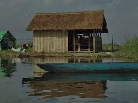 மிதக்கும் குடிசைகளில் நெசவாலைகள்: மணிப்பூர் ஏரியில் ஒரு வித்தியாசமான முயற்சி