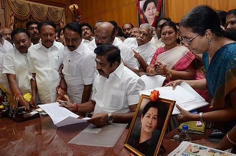 கஜா புயலால் 11 பேர் உயிரிழப்பு; பாதிக்கப்பட்ட மாவட்டங்களில் அமைச்சர்கள் தங்கி பணிகளை முடுக்கிவிட அறிவுறுத்தல்: முதல்வர் பழனிசாமி பேட்டி