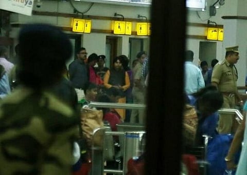 கேரளா சென்றார் திருப்தி தேசாய்: கொச்சி விமான நிலையத்திலேயே தடுத்து நிறுத்தப்பட்டதால் பதற்றம்