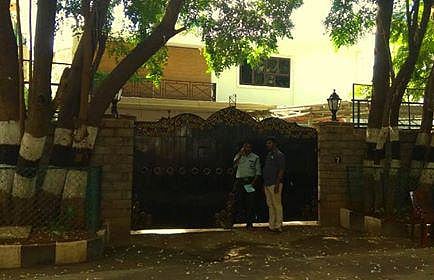 சசிகலாவின் உறவினர் இளவரசி வீட்டில் 90 சவரன் நகை திருட்டு: வடமாநிலக் காவலாளி கைவரிசை