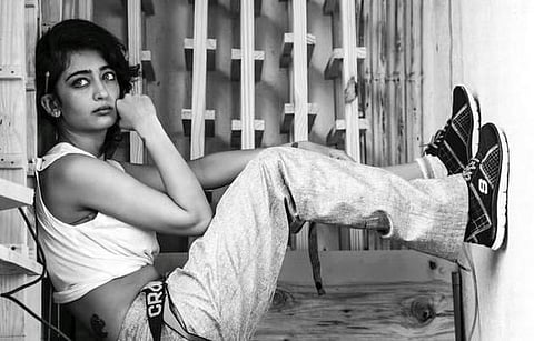 அக்‌ஷராவின் அந்தரங்கப் படங்கள் வெளியாகக் காரணம் முன்னாள் காதலரா?