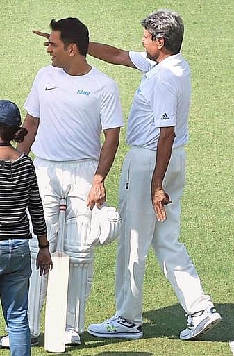 தோனியால் பழைய மாதிரி ஆட முடியாது.. அவரிடம் அதை எதிர்ப்பார்ப்பது தவறு: கபில் தேவ் கருத்து