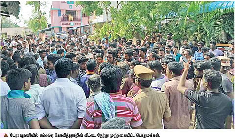 அதிகாரிகள் வராததால் கடும் அதிருப்தி; புயல் பாதித்த பகுதிகளில் மக்கள் மறியல்: நாகை எஸ்.பி.யுடன் சென்ற போலீஸார் மீது தாக்குதல்