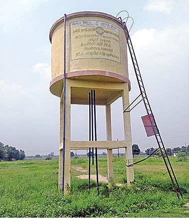 மேலச்சேரியில் கட்டி முடித்து 5 ஆண்டுகளாகியும் திறக்கப்படாமல் காட்சி பொருளான மேல்நிலை நீர்தேக்கத் தொட்டி