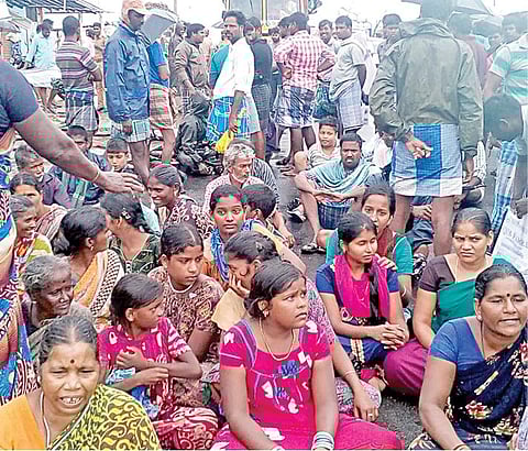 ﻿டெல்டா மாவட்டங்களில் 5-வது நாளாக﻿ ﻿உணவு, நீரின்றி மக்கள் தவிப்பு﻿: ﻿ஆறுதல் அளிக்கும் தன்னார்வலர்களின் உதவிகள்﻿