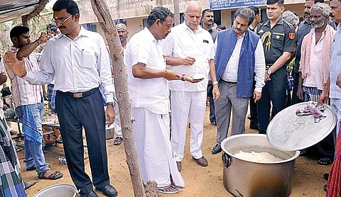 ﻿கஜா புயலால் கடுமையாக பாதிக்கப்பட்ட﻿ ﻿நாகை மாவட்டத்தில் ஆளுநர் பன்வாரிலால் ஆய்வு﻿: பாதிப்புகள் குறித்து பொதுமக்களிடம் கேட்டறிந்தார்﻿