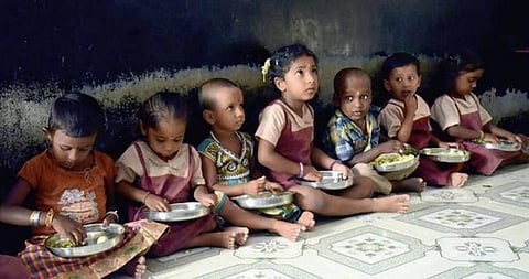 மதிய உணவு திட்ட ஊழல்:அரசியல்வாதிகள், அரசு அதிகாரிகளுக்கு ரூ.2,400 கோடி லஞ்சம்: வருமான வரித்துறை தகவல்