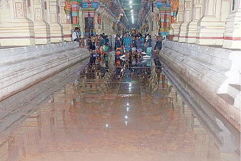 ராமேசுவரத்தில் ஒரேநாளில் 22 செமீ மழை: ராமநாதசுவாமி கோயிலுக்குள்ளும் மழைநீர் புகுந்தது