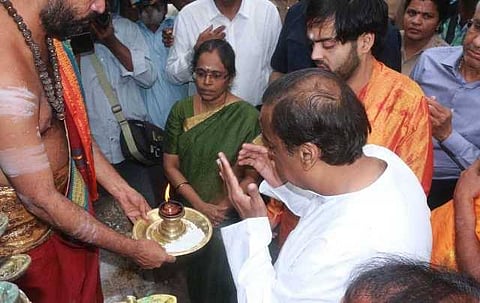 ராமேஸ்வரம் கோயிலில் மகள்  திருமண அழைப்பிதழுடன் முகேஷ் அம்பானி வழிபாடு