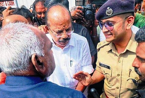 சபரிமலையில் மத்திய இணை அமைச்சர் பொன்.ராதா கிருஷ்ணனுடன் வாக்குவாதம் செய்த போலீஸ் எஸ்.பி. மாற்றம்