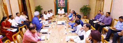 தமிழக அரசின் முன்னெச்சரிக்கை நடவடிக்கைக்கு பாராட்டு﻿: ﻿புயல் சேத அறிக்கை ஒரு வாரத்தில் தாக்கல்﻿ - 
தமிழகம், புதுச்சேரி முதல்வர்களுடன் ஆலோசனை நடத்திய பிறகு மத்தியக் குழுவின் தலைவர் தகவல்