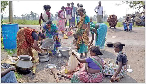 இயல்புநிலைக்கு திரும்ப முடியாமல் தவிக்கும் டெல்டா மக்கள்: செல்லும் இடமெல்லாம் நிவாரண முகாம்கள்