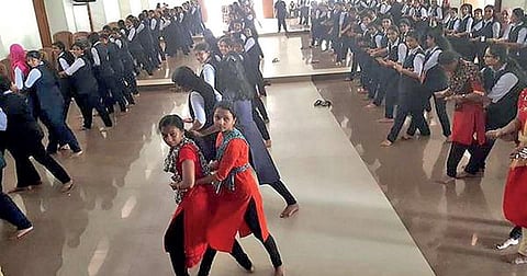 சிறுதுளி: தற்காப்பும் பெண்காப்பே