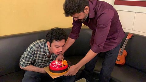 நாசர் மகனின் கனவை நனவாக்கிய விஜய்: சமூக வலைதளத்தில் குவியும் பாராட்டு; வைரலாகும் புகைப்படம்