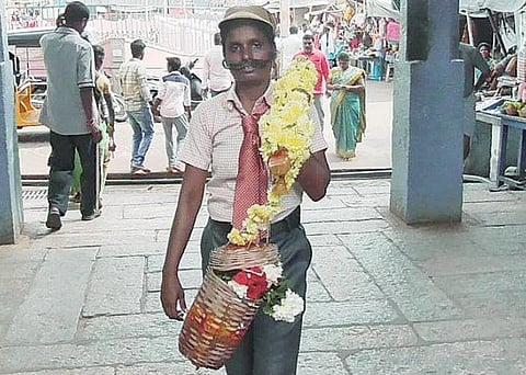 பொன் மாணிக்கவேல் போன்று வேடமணிந்து காவடி எடுத்த சமூக ஆர்வலர்