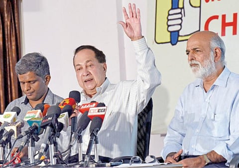 பத்திரிகையாளர்களை சட்டவிரோத காவலில் விசாரித்தது தவறு﻿: ﻿விசாரணைக்கு டிஜிபி உத்தரவிட ‘இந்து’ என்.ராம் வலியுறுத்தல்﻿