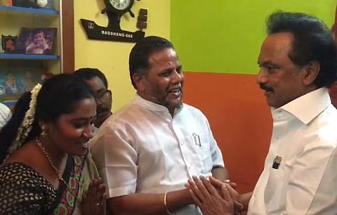 கருணாநிதி மறைவுக்கு இரங்கற்பா எழுதி நடவடிக்கைக்கு ஆளான பெண் காவலர்: ஸ்டாலின் நேரில் சந்திப்பு