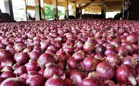 வெங்காயத்துக்கு ரூ.2 லட்சம் செலவு; 6 ரூபாய் வருமானம்: வெறுத்துப்போன விவசாயி மகாராஷ்டிரா முதல்வருக்கு அனுப்பினார்