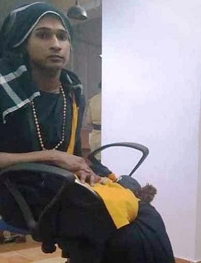 சபரிமலையில் தரிசனம் செய்ய திருநங்கைகளுக்கு அனுமதி மறுப்பு: திருப்பி அனுப்பிய போலீஸாரால் சர்ச்சை