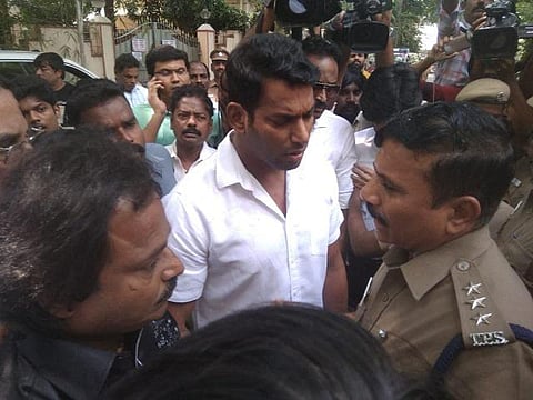 விஷால் மீது இரண்டு பிரிவுகளில் வழக்குப் பதிவு