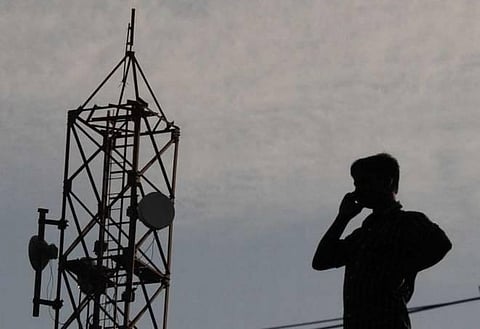 செல்போன் கோபுரத்தில் ஏறி தன்னைப் பிரதமராக்குமாறு போராடிய நபர்: மிமிக்ரி கலைஞர் மூலம் கீழே இறங்க வைக்கப்பட்ட ருசிகரம்