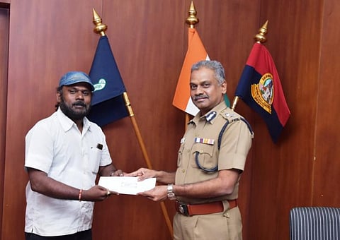 ஏடிஎம் எந்திரத்தில் அனாதரவாக இருந்த ரூ.59,800 ரொக்கப்பணம்: காவல் நிலையத்தில் ஒப்படைத்தவருக்கு காவல் ஆணையர் வெகுமதி