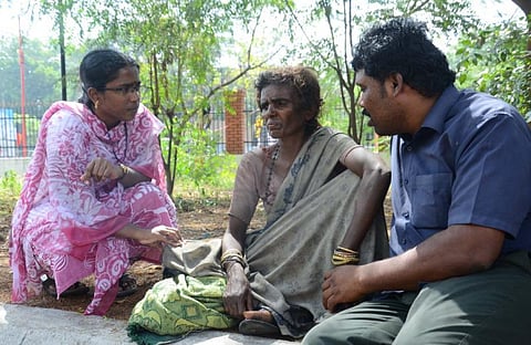 கைவிரித்த காப்பகங்களால் பரிதவித்த மனநலம் பாதித்த பெண்: உதவிக்கரம் நீட்டிய தன்னார்வலர்கள்; சேலம் ஆட்சியர் மூலம் நடவடிக்கை