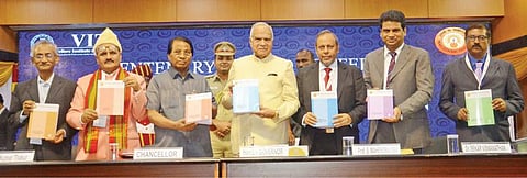 ﻿கிராம மக்களின் வாழ்க்கை தரத்தை உயர்த்த﻿ ﻿பொருளாதார நிபுணர்கள் ஆய்வு செய்ய வேண்டும்﻿: ﻿தமிழக ஆளுநர் பன்வாரிலால் புரோஹித் வலியுறுத்தல்﻿