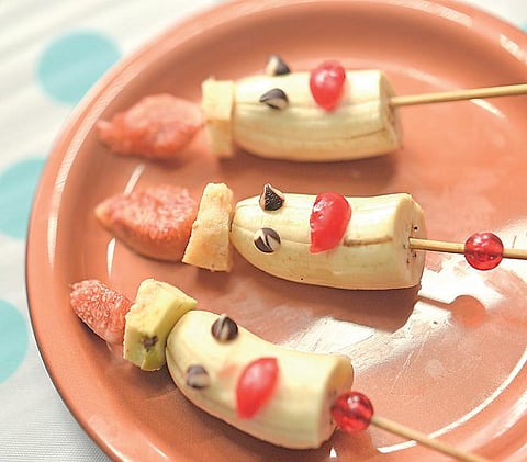 அலங்கரித்துச் சாப்பிடலாம்! - வாழைப்பழ லாலிபாப்