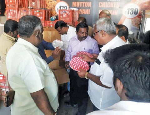 பிளாஸ்டிக் விற்பனையை தடுக்க மாநகராட்சி அதிகாரிகள் தீவிர சோதனை: 486 கிலோ பிளாஸ்டிக் பொருட்கள் பறிமுதல்﻿