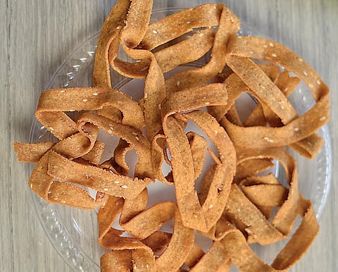 கமகமக்கும் காய்கறி விருந்து: வாழைக்காய் ரிப்பன் பக்கோடா