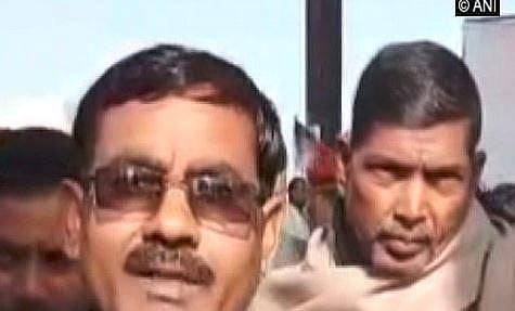 நாட்டிற்கு விஸ்வாசமாக இல்லாதவர்களை குண்டு போட்டு அழிப்பேன் -உபி பாஜக எம்எல்ஏவின் ஆவேசப் பேச்சால் சர்ச்சை