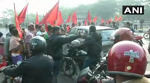 ‘பாரத் பந்த்’ - தொழிற்சங்கத்தினர் வேலை நிறுத்தம்: மேற்குவங்கத்தில்  போக்குவரத்து முடங்கியது