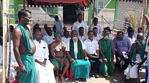 சர்க்கரை ஆலை நிர்வாகம் மோசடி செய்ததாக புகார்: கடலூர் விவசாயிகள் நூதனப் போராட்டம்