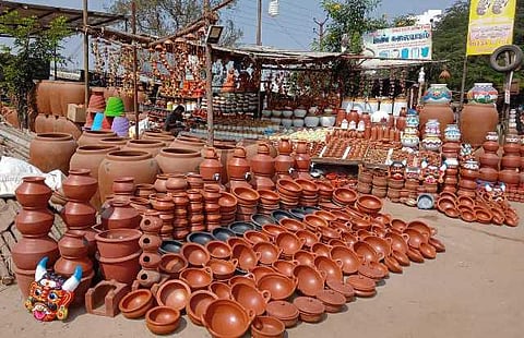 பொங்கல் பண்டிகைக்குத் தயாராகும் மண்பானைகள்: கோவையில் உற்பத்தியாளர்கள் மும்முரம்