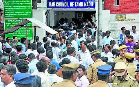 வழக்கறிஞராக பதிவு செய்பவர் குற்றப்பின்னணி உடையவரா?- காவல்துறை என்.ஓ.சி அளிக்கவேண்டும்: டிஜிபிக்கு பார்கவுன்சில் கோரிக்கை