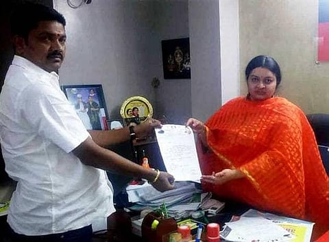 ஜெ.தீபாவின் முன்னாள் கார் ஓட்டுநர் ராஜாவிடம் 15 சவரன் நகை பறிப்பு