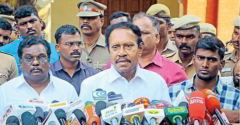 ஜெ. மரணம் தொடர்பாக விசாரிக்கும் ஆணையத்தில்﻿
﻿தம்பிதுரையிடம் 4 மணி நேரம் விசாரணை﻿: ﻿துணை முதல்வர் ஓ.பன்னீர்செல்வம் 29-ல் ஆஜராக சம்மன்﻿