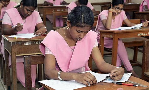 பிளஸ் 1, பிளஸ் 2 பாடங்களின் வினாத்தாளில் மாற்றம்: மாணவர்கள், ஆசிரியர்கள் கடும் அதிருப்தி