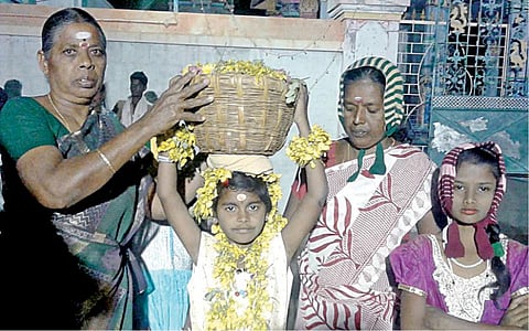 சிறுமியை நிலா பெண்ணாக தேர்வு செய்து வழிபாடு: வேடசந்தூர் அருகே கிராமத்தில் தொடரும் பாரம்பரிய விழா