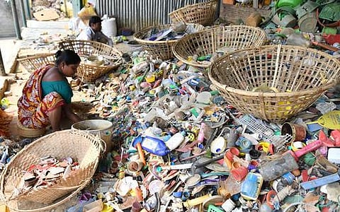 தமிழகத்திலேயே முதல்முறையாக சேலம் பேருந்து நிலையத்தில் பிளாஸ்டிக் மறுசுழற்சி இயந்திரம்: பயன்படுத்துவோருக்கு சலுகைகள் அறிவிப்பு