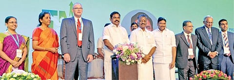 ﻿2-வது உலக முதலீட்டாளர் மாநாட்டை முதல்வர் தொடங்கி வைத்தார்﻿: ﻿ரூ.2 லட்சம் கோடி முதலீடுகள் குவிந்தன﻿ - ﻿பல்வேறு நாடுகளைச் சேர்ந்த 5,000 தொழிலதிபர்கள் பங்கேற்பு﻿