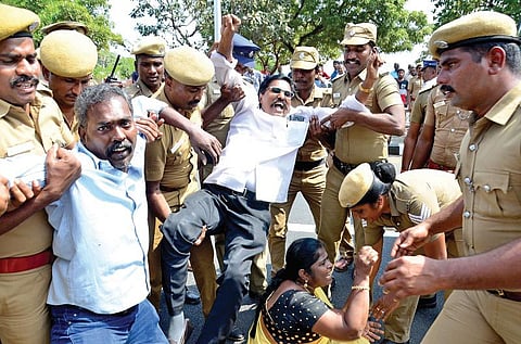 தமிழகம் முழுவதும் சாலை மறியலில் ஈடுபட்ட ஆயிரக்கணக்கான ஆசிரியர், அரசு ஊழியர் கைது: 4-வது நாளாக போராட்டம்; முக்கிய நிர்வாகிகளை கைது செய்ய திட்டம்