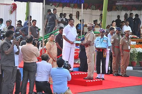 குடியரசு தின விழாவில் வீர தீர செயல்களுக்கான அண்ணா, காந்தி பதக்கங்கள்: முதல்வர் பழனிசாமி வழங்கினார்