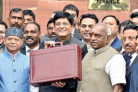 வரிவிதிப்புக்குரிய வருமானம் ரூ.5 லட்சமாக இருந்தால் முழு வரி விலக்கு; மக்களவையில் இடைக்கால பட்ஜெட் தாக்கல்: 12 கோடி விவசாயிகளுக்கு ரூ.6,000 நிதியுதவி; அமைப்புசாரா தொழிலாளர்களுக்கு ஓய்வூதியம் வழங்க புதிய திட்டம்