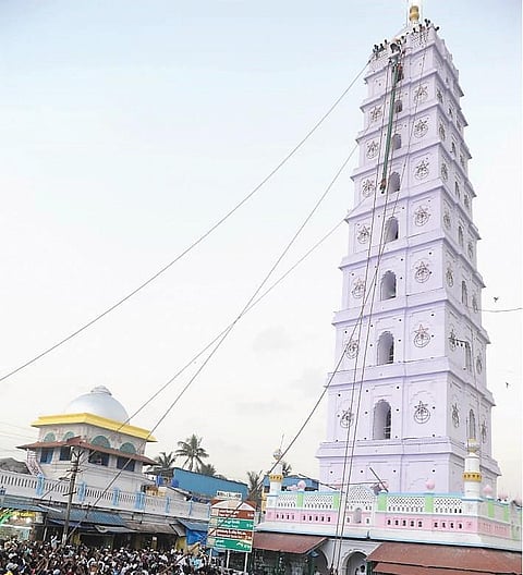 பெரிய கந்தூரி விழாவையொட்டி நாகூர் தர்காவில் பாய்மரம் ஏற்றம்: ஆயிரக்கணக்கான பக்தர்கள் பங்கேற்பு