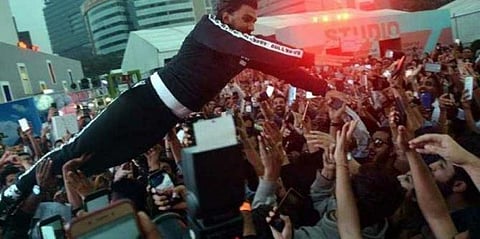 பாடிக்கொண்டே திடீரென கூட்டத்தின் மீது குதித்த ரன்வீர்; காயமடைந்த ரசிகர்கள்: வைரலாகும் வீடியோ