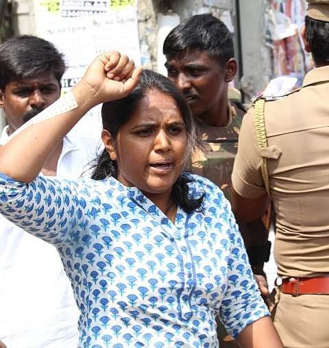 திருப்பூரில் மோடிக்கு எதிராக வைகோ கருப்புக்கொடி போராட்டம்; காலணி வீசிய பாஜக பெண் தொண்டர் மீது மதிமுகவினர் தாக்குதல்